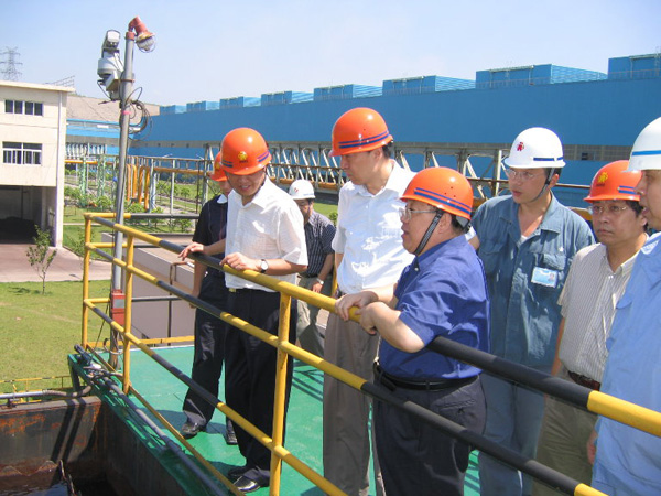 国家环保局长、江苏省长参观南钢化学除油器工程